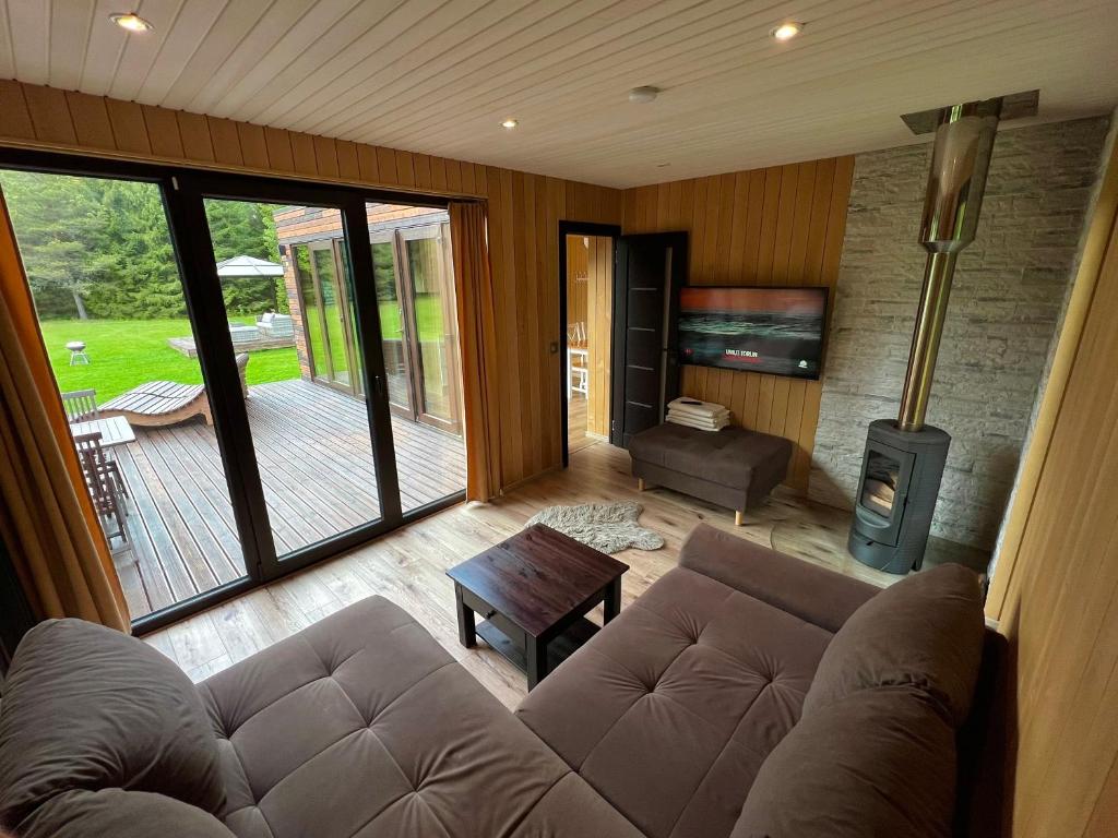 Posezení v ubytování Roheluse metsamaja with hot tub and sauna