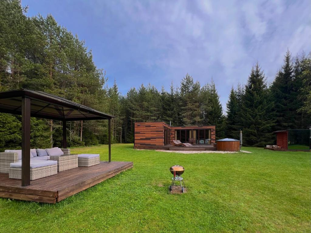 Zahrada ubytování Roheluse metsamaja with hot tub and sauna
