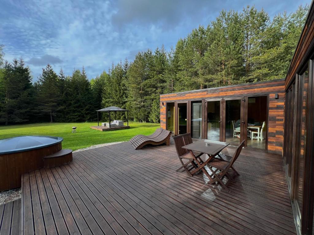 Zahrada ubytování Roheluse metsamaja with hot tub and sauna