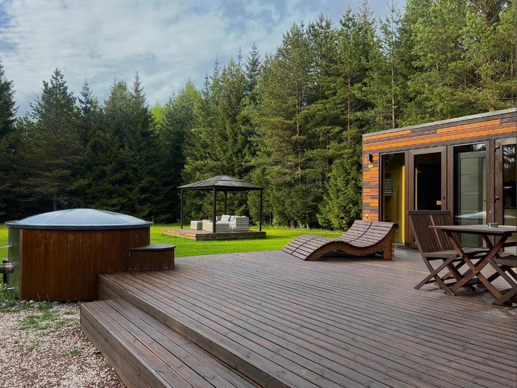 Zahrada ubytování Roheluse metsamaja with hot tub and sauna