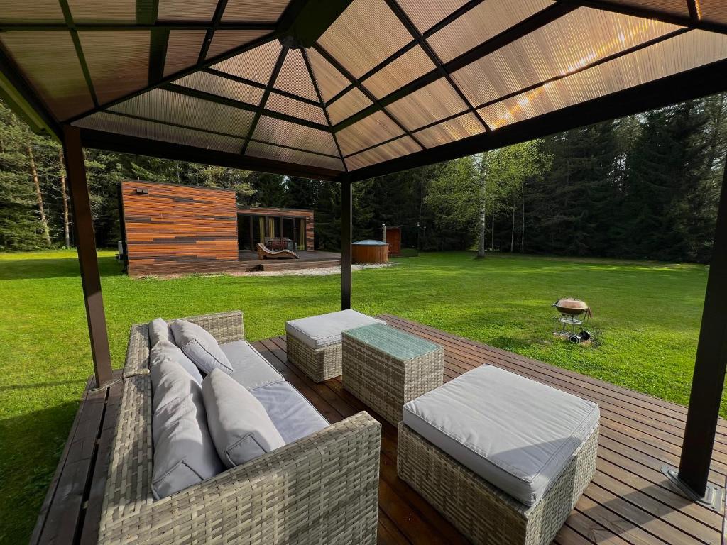 Zahrada ubytování Roheluse metsamaja with hot tub and sauna