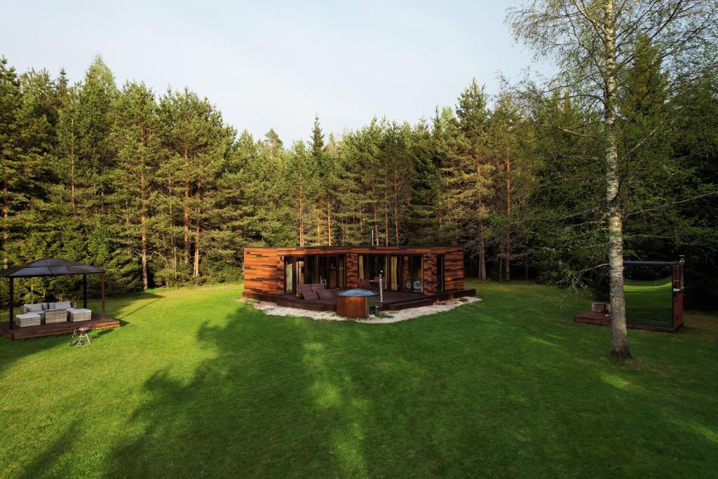 Zahrada ubytování Roheluse metsamaja with hot tub and sauna