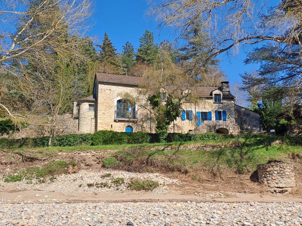 an old stone house on the side of a hill at Maison authentique dans les Gorges du Tarn in Montbrun