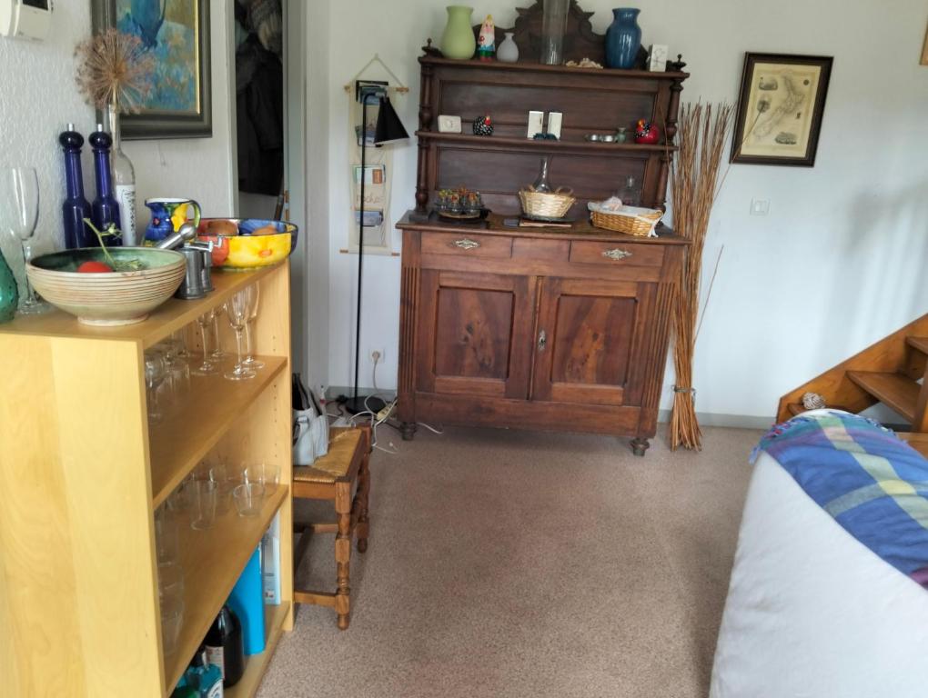 ein Raum mit einem Holzschrank mit Schüsseln darauf in der Unterkunft SCI Lebach in Bagnères-de-Bigorre