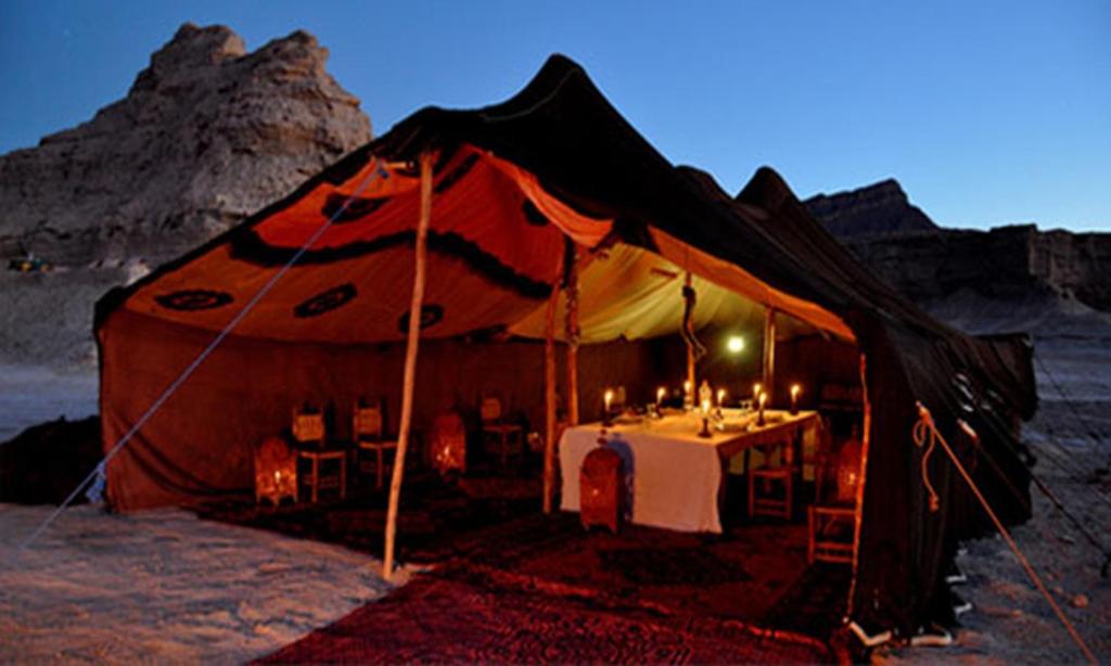 tenda con tavolo e sedie nel deserto di Campement Akka Nait Sidi - Tissint a Tissint