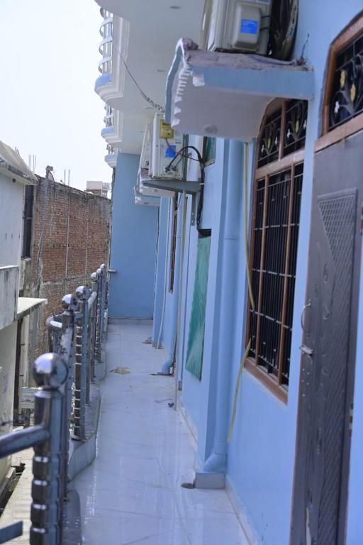 Rõdu või terrass majutusasutuses Bajrangbali guest house