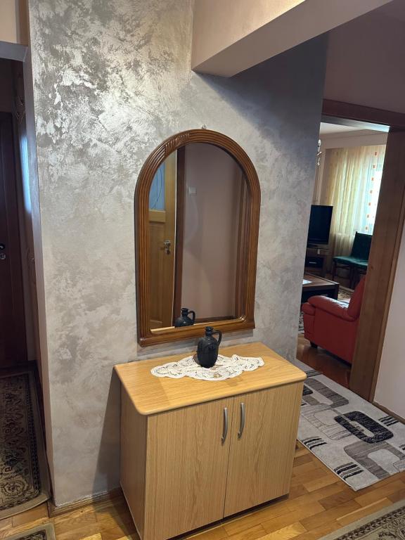 un baño con lavabo y espejo en Apartament Aqua, en Călimăneşti
