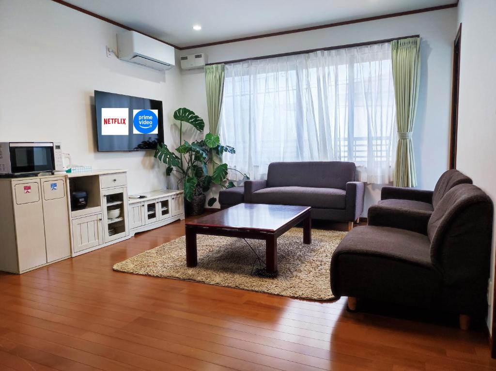 TV a/nebo společenská místnost v ubytování 駅近4分 富士山を眺める和風宿