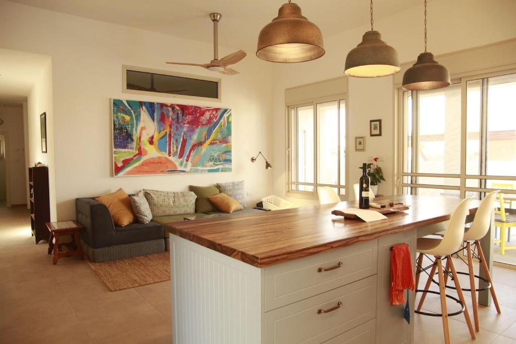 Beʼer OraにあるDesert homeのキッチン、リビングルーム(ソファ付)