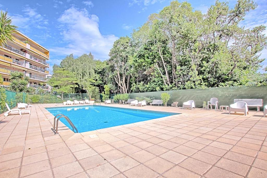 une piscine avec des chaises et une clôture dans l'établissement Appartement proche Port et plages, à Antibes