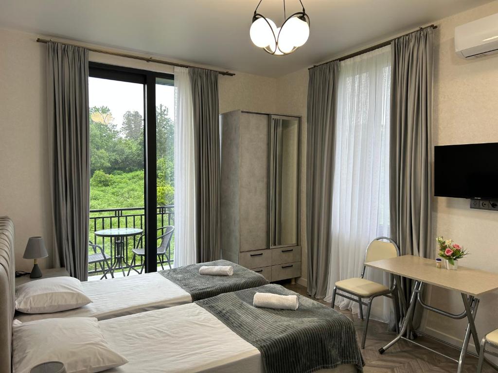 Una habitación de hotel con dos camas y balcón. en Shine Hill შაინ ჰილი, en Tsinsvla
