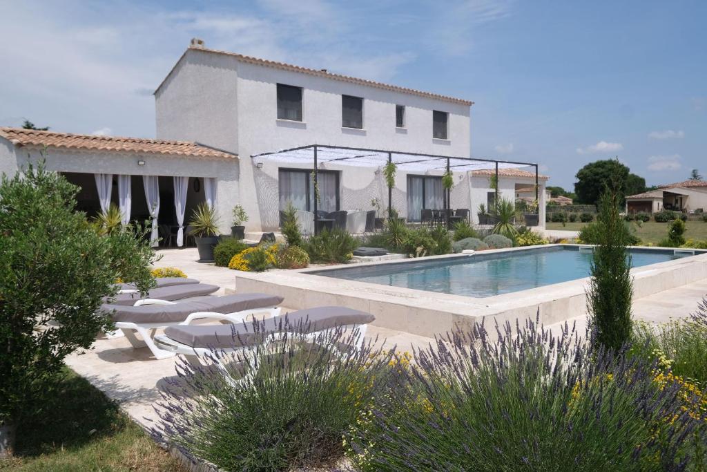 une villa avec piscine devant une maison dans l'établissement charming family house with private pool, near the center of arles, quiet, in the camargue natural park – 8 people, à Arles