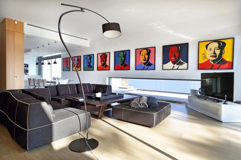 un salon avec un canapé et une télévision dans l'établissement Sublime villa moderne de luxe, à Saint-Gély-du-Fesc