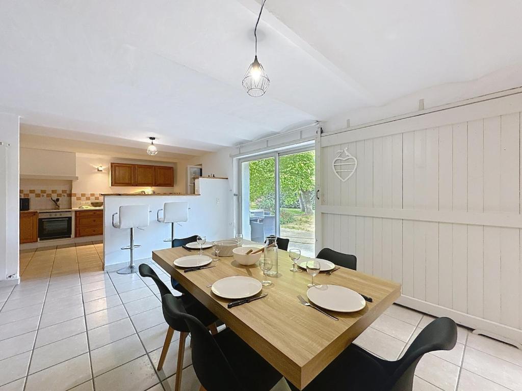 une salle à manger avec une table et des chaises en bois dans l'établissement Les Gîtes de la Fée 3 Bedrooms Pool, à Cavaillon