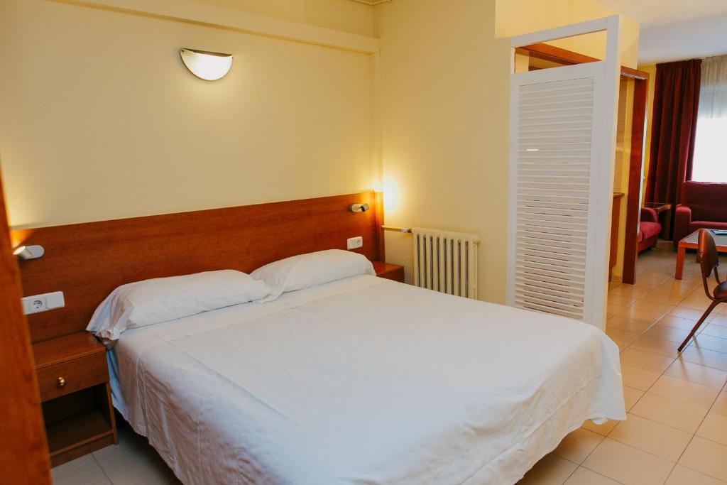 A bed or beds in a room at Aparthotel Bertrán