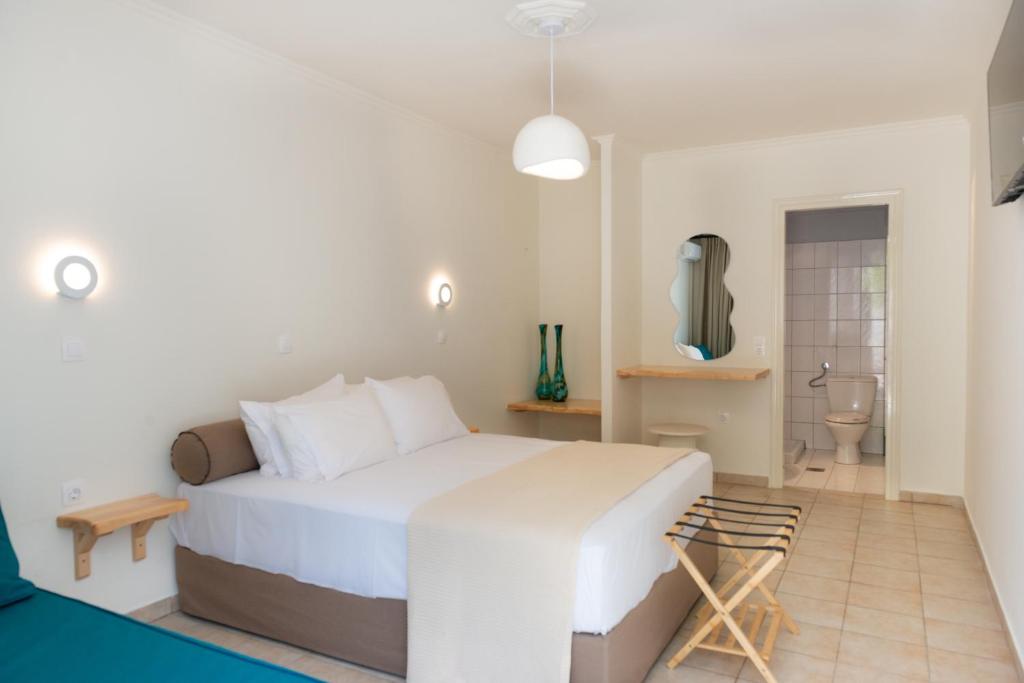 Postel nebo postele na pokoji v ubytování Ellinas Hotel