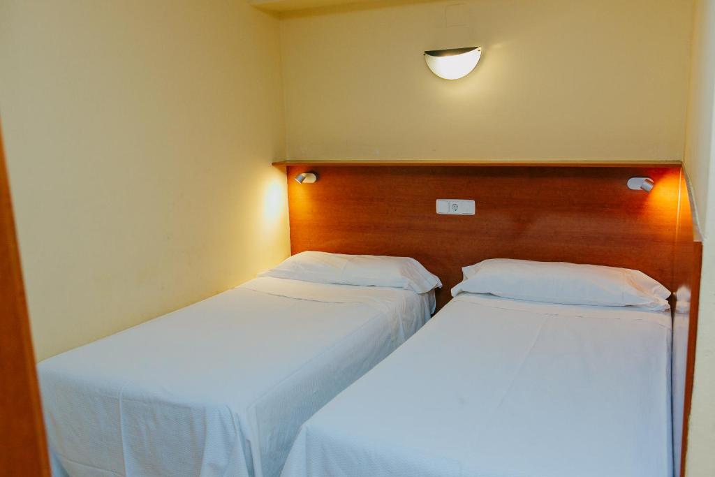A bed or beds in a room at Aparthotel Bertrán