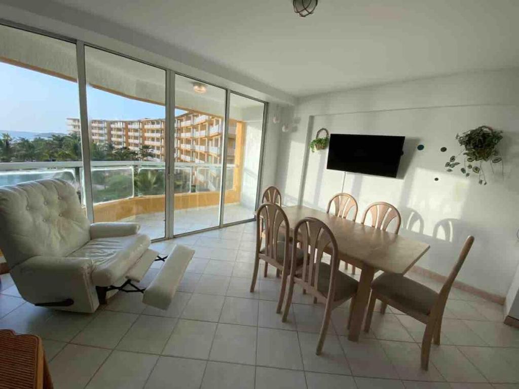Μια τηλεόραση ή/και κέντρο ψυχαγωγίας στο Apartamento en playa parguito