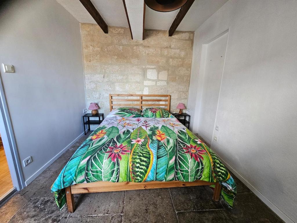 une chambre avec un lit avec une couette colorée dans l'établissement Iris, 4 personnes, centre pieton Ecusson, Tram, 3ème étage sans ascenseur, à Montpellier