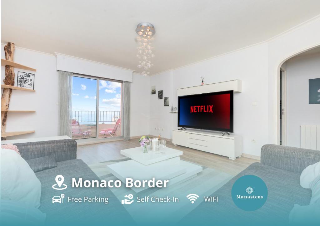 un salon avec une télévision et un canapé dans l'établissement Frontière avec Monaco - Balcon avec vue mer - Parking - DO, à Beausoleil