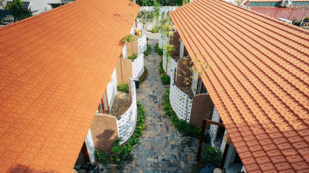 Una vista aérea de un callejón entre dos edificios con techos naranjas. en Chian Homestay Hoa Lư, en Ninh Binh