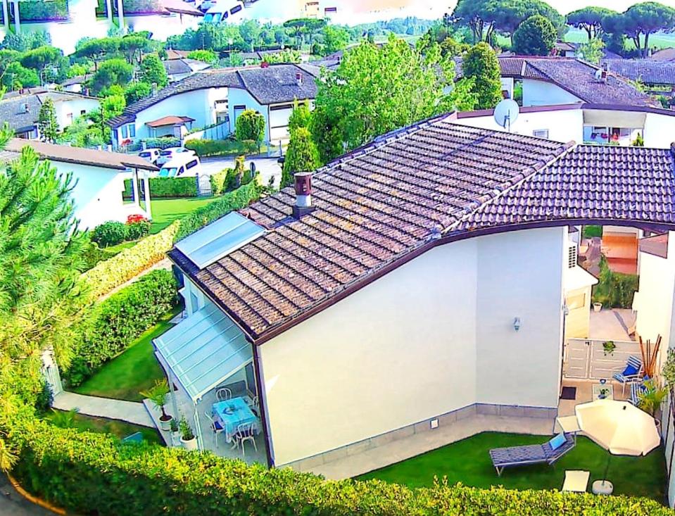 een bovenaanzicht van een huis met een dak bij Galactic Sea in Comacchio