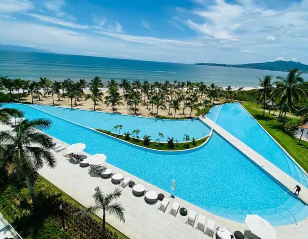 een luchtfoto van het zwembad van het resort bij Nuevo Vallarta Beachfront Condo! in Bucerías