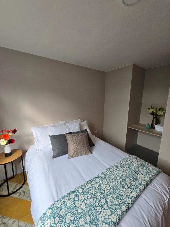 a bedroom with a large white bed with two pillows at Hotel Boutique Santa María in Filandia