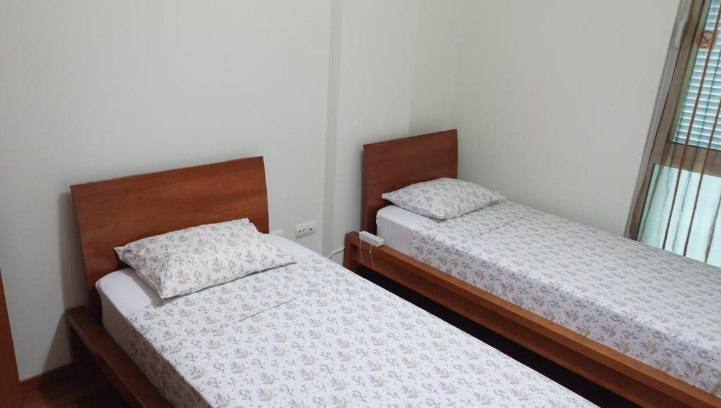 Cama o camas de una habitación en Costa Lodges, Shared Room Funchal or Santa Cruz