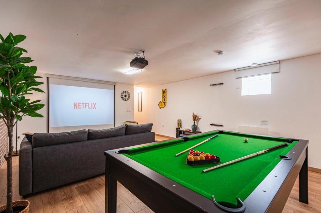 un salon avec une table de billard et un canapé dans l'établissement L'industriel - billard et home cinéma - hyper centre, à Reims