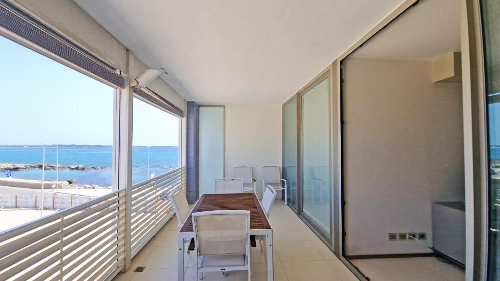 een eetkamer met uitzicht op de oceaan bij Suite la Giudecca by Salento Affitti in Gallipoli