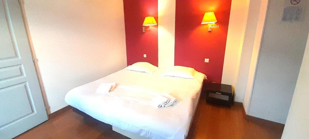 - un petit lit dans une chambre aux murs rouges dans l'établissement Colocation saisonnière à Azay le Rideau, à Azay-le-Rideau