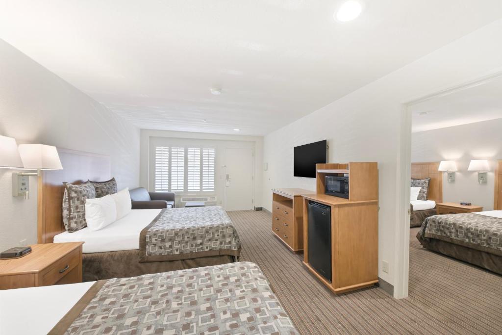 Anaheim Desert Inn & Suites photo