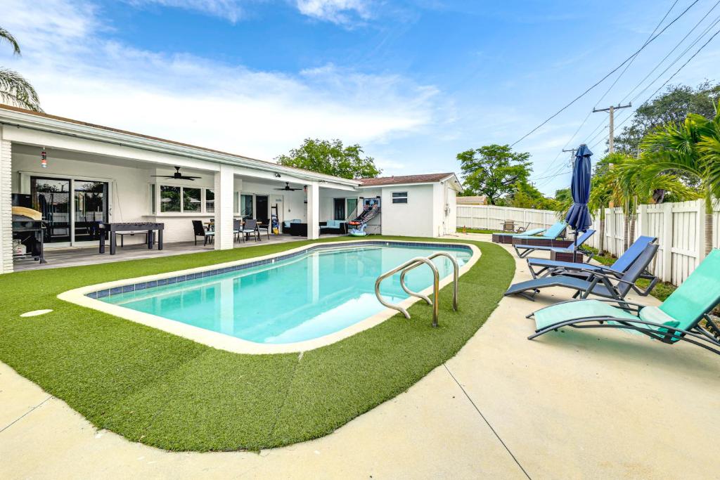 Πισίνα στο ή κοντά στο Outdoor Oasis with Games Sleek Hollywood Home!