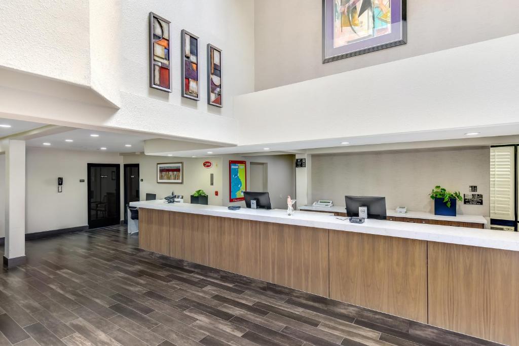Anaheim Desert Inn & Suites photo