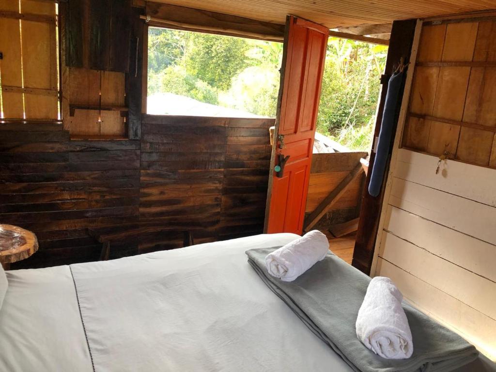 Postel nebo postele na pokoji v ubytování Habitación Las Bromelias, Pijao, Finca Flora del Rio