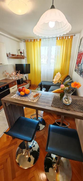 a living room with a table and two chairs at Apartman Nenad in Pula