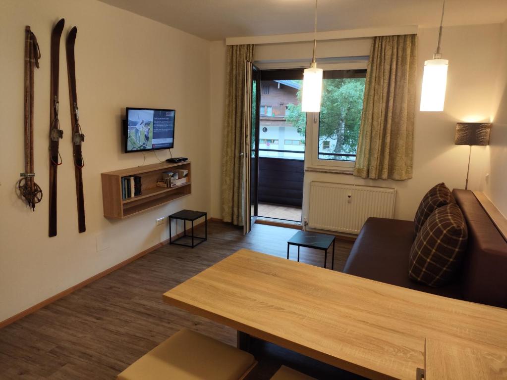 una sala de estar con un sofá y una mesa en Ferienwohnung Loitfelder-Pang, en Saalbach Hinterglemm