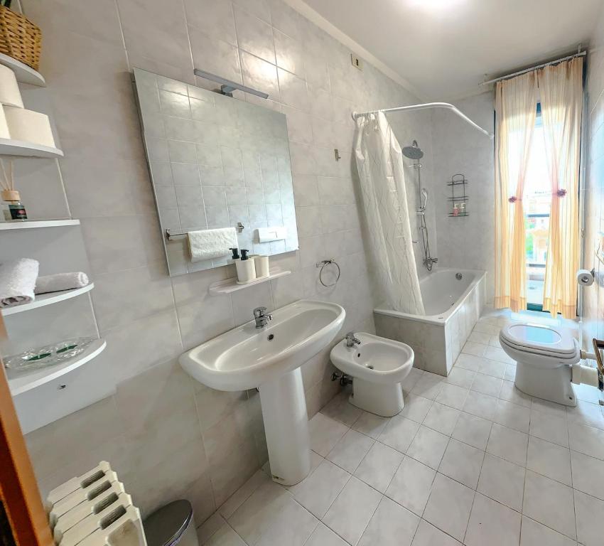ペルージャにあるApartment in Perugiaの洗面台とトイレを備えた白いバスルーム