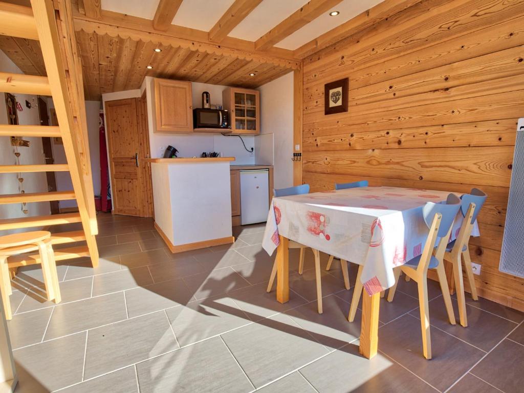 una cucina e una sala da pranzo con tavolo e sedie di Charmant duplex rénové, 34 m², 4 pers, vue Mont Charvin - FR-1-505-25 a Notre-Dame-de-Bellecombe