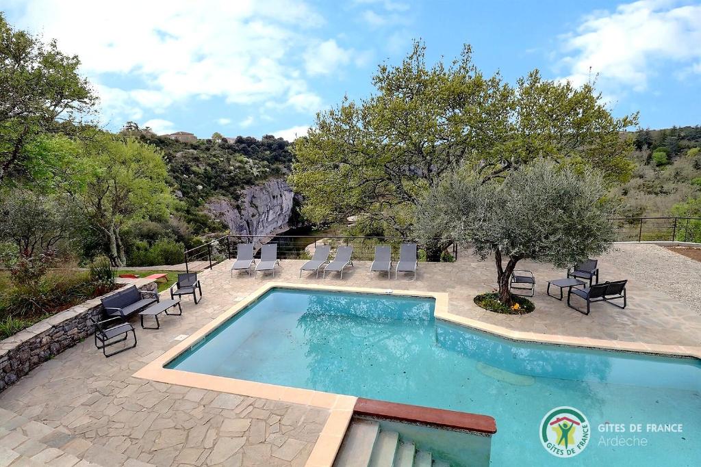 une image d'une piscine dans une cour dans l'établissement Villas Nature et liens, à Saint Alban Auriolles