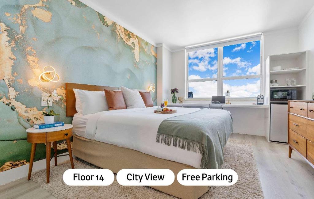 Un dormitorio con una cama grande con una pared azul. en MVR Suite Floor to Ceiling Wow in Every Room, en Miami