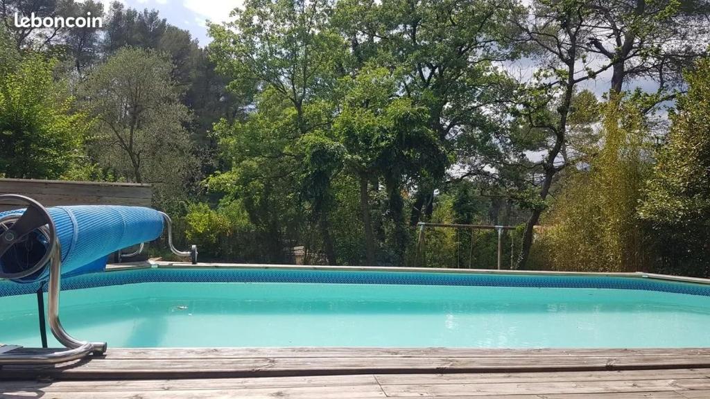 - une piscine avec un toboggan bleu dans l'établissement Villa climatisée avec piscine, à Opio