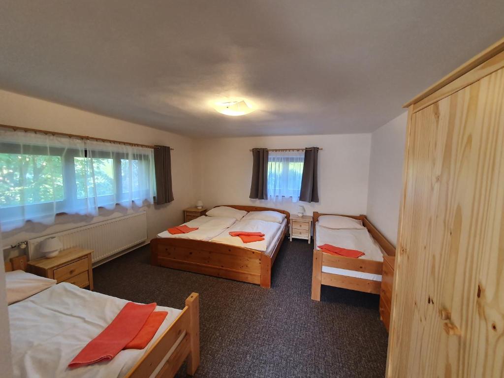 Postel nebo postele na pokoji v ubytování Hacienda ČERT Kořenov