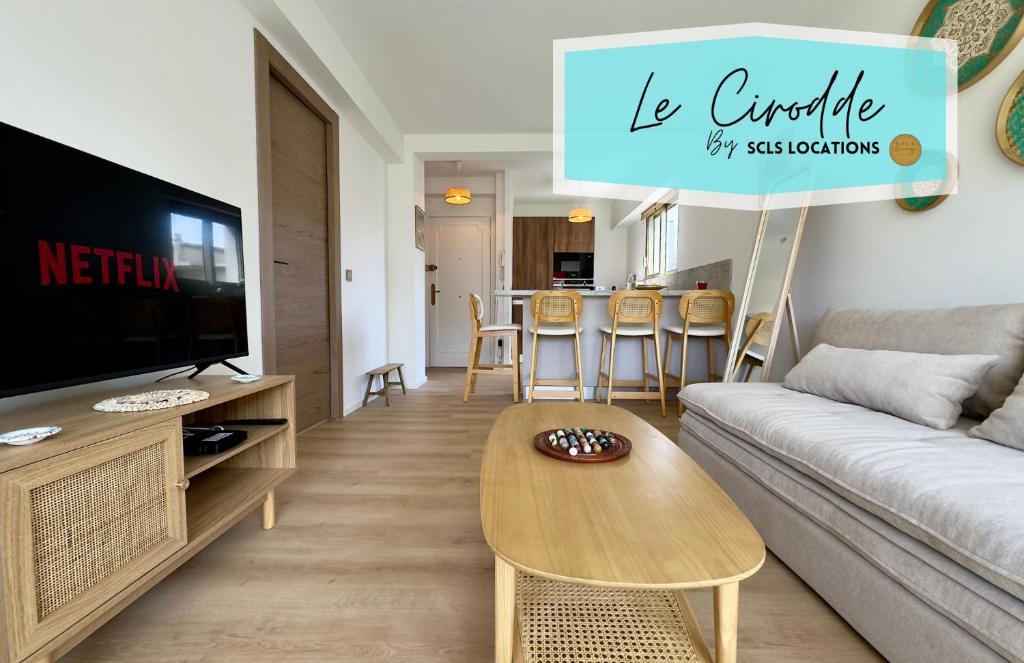 un salon avec un canapé et une table dans l'établissement Le Cirodde By SCLS Locations, à Cannes