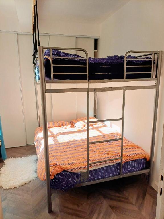 deux lits superposés dans une chambre avec un lit dans l'établissement Périgueux, au cœur de l'histoire, à Périgueux