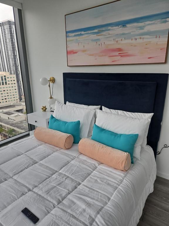 Postel nebo postele na pokoji v ubytování Miami-Brickell Luxury 2BR-2BATH with skyline VIEWS - walking distance to HEAT ARENA & BAYSIDE