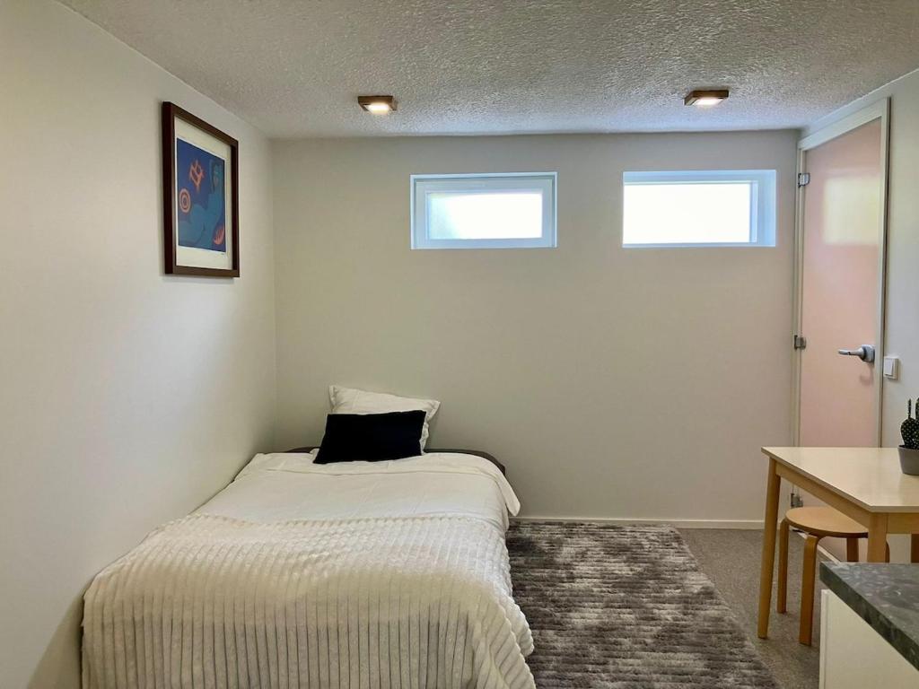 En eller flere senge i et værelse på Studio with private entrance