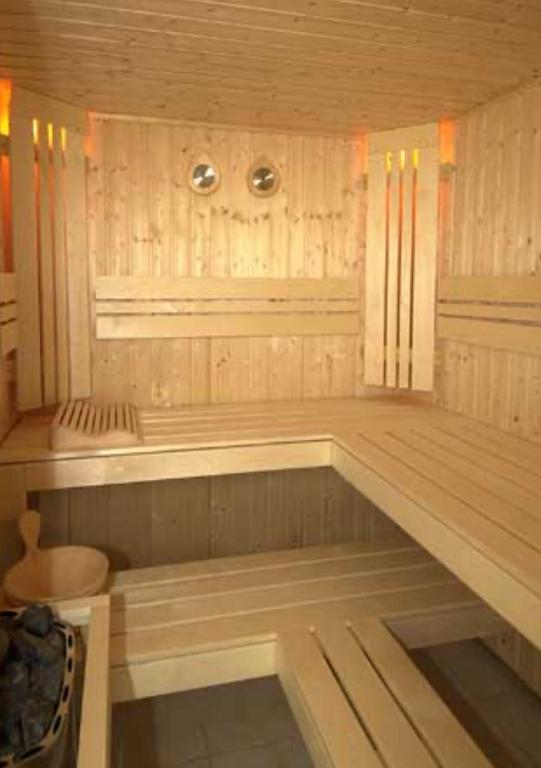 une pièce avec un sauna avec des murs et des sols en bois dans l'établissement Happy B, à La Côte-Saint-André