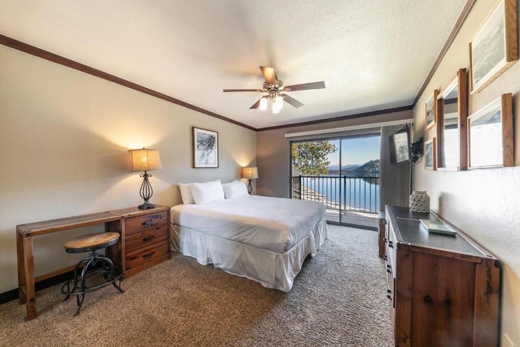 Un dormitorio con una cama y un escritorio y una ventana. en 247 Bldg C condo, en Truckee